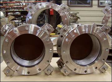 Stainless steel flanges on single pipe metallic expansion joint